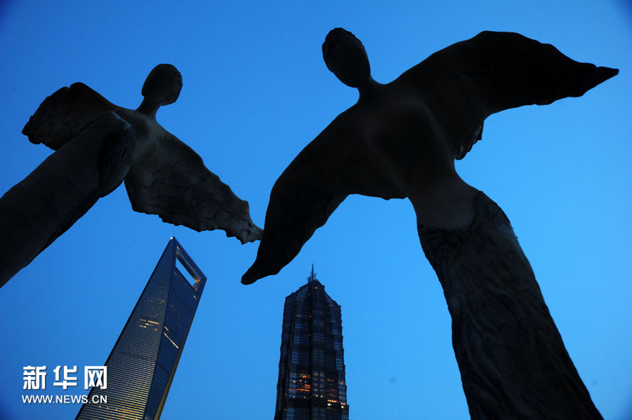 大型公益雕塑回翔绿洲亮相 上海陆家嘴 _新华