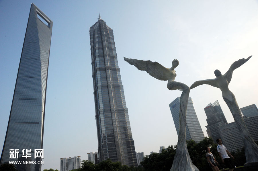 大型公益雕塑回翔绿洲亮相 上海陆家嘴 _新华