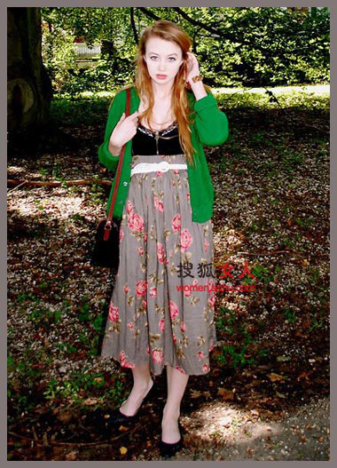 碎花裙穿不腻 搭件素色<em>外套</em>穿整秋_新华网上海