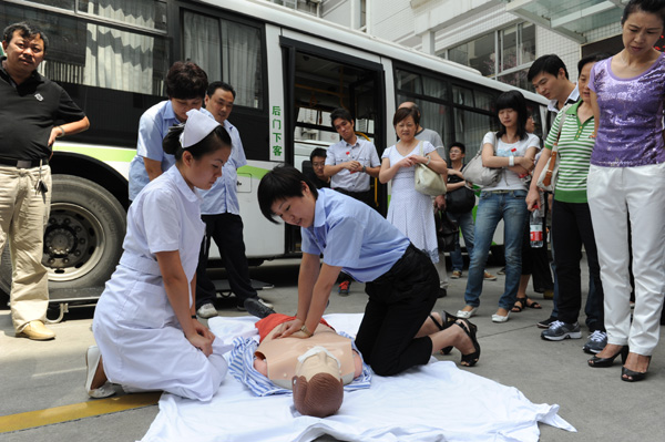 上海公交司机进行心肺复苏急救演习 千只药箱