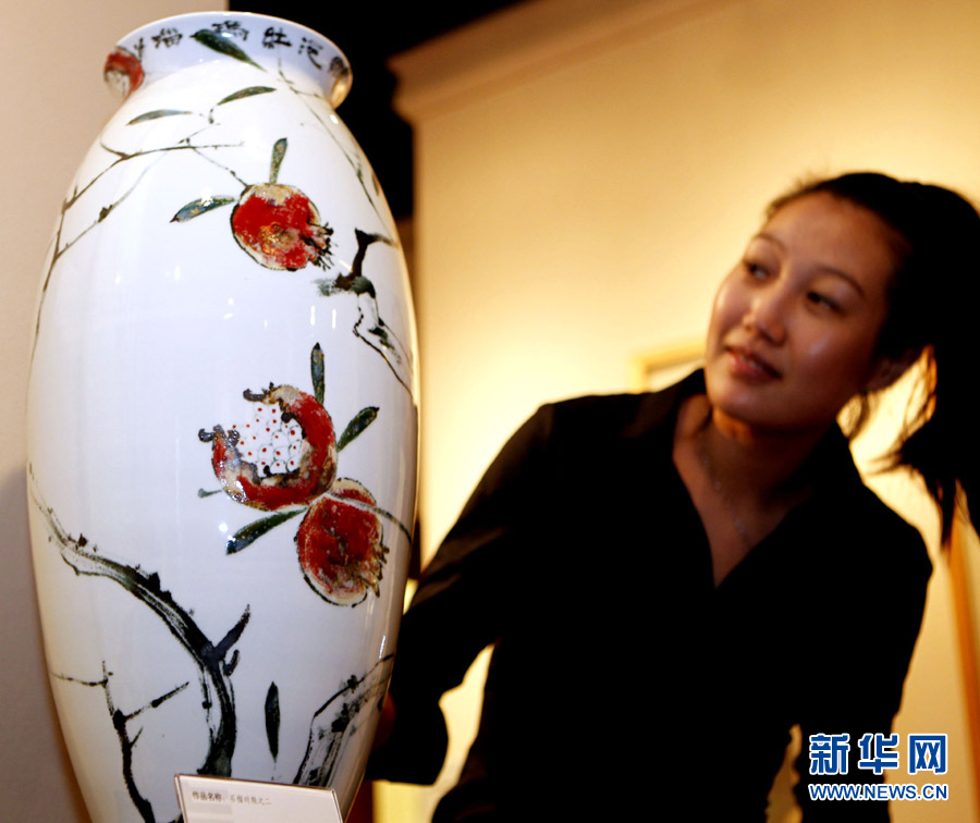 旅日艺术家尉涧松现代瓷艺展在沪举办_新华网