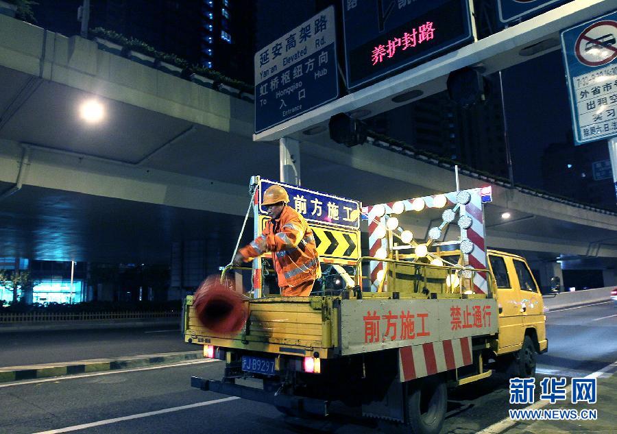 看不见阳光的清道夫--记高架道路养护工的