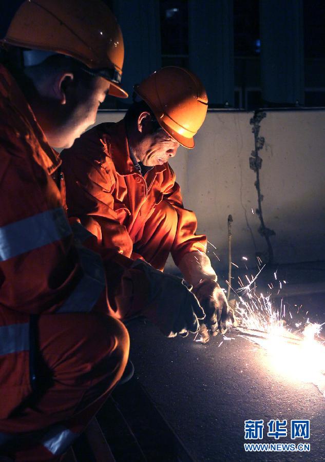 看不见阳光的清道夫--记高架道路养护工的