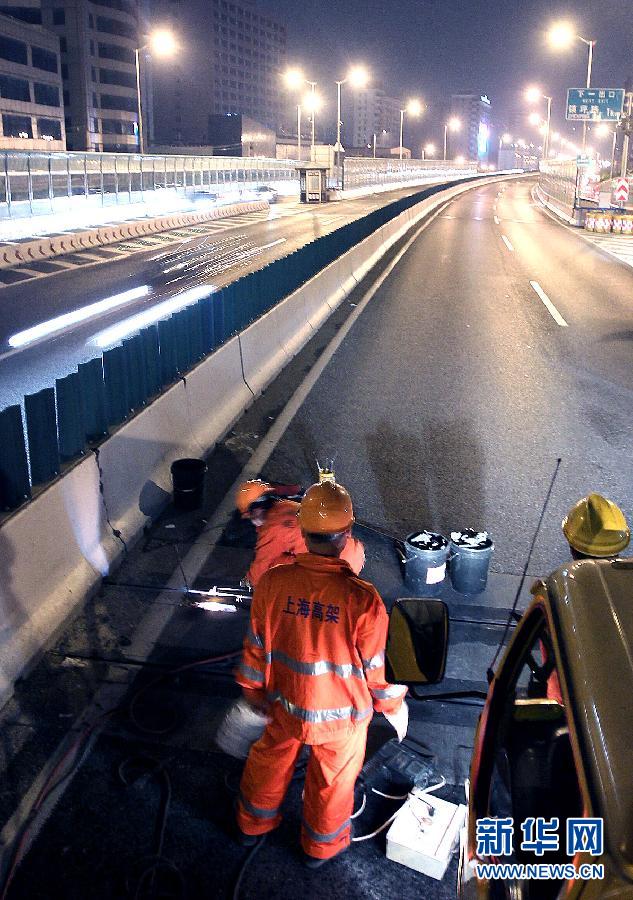 看不见阳光的清道夫--记高架道路养护工的