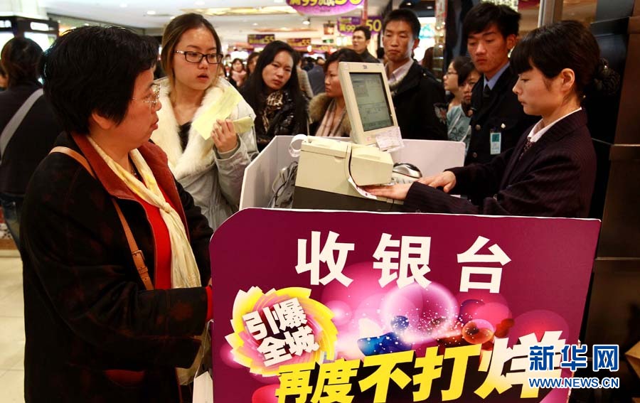 多消费者正在巴黎春天百货浦建路店的收银台前