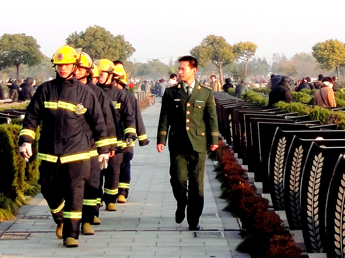 奉贤消防部门墓园查火患