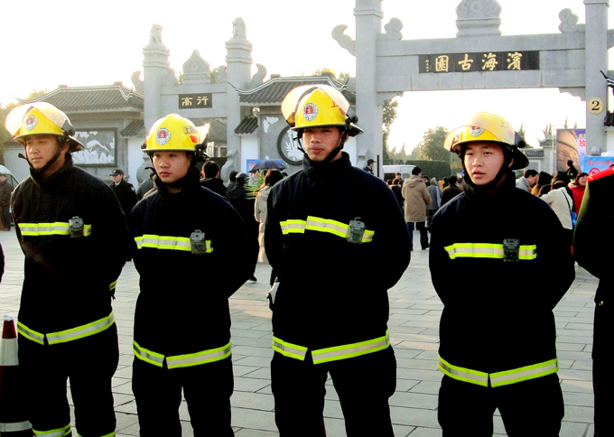 奉贤消防部门墓园查火患