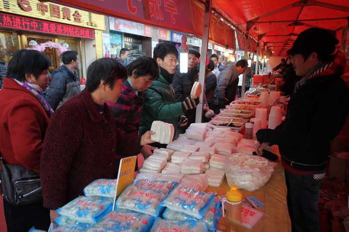 各地特产汇聚 年货市场成为上海市民的好去处