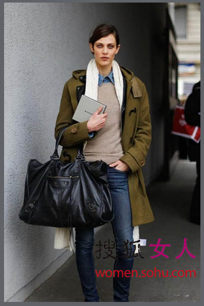 军绿工装外套标准搭配:围巾瘦腿裤大包潮人至