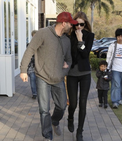 满街迷人黑妹 秀细腰长腿潮范儿十足