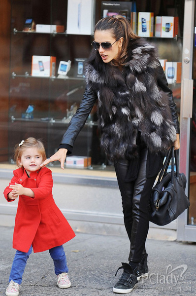 紧身皮裤瘦腿!拉风搭配保暖升级