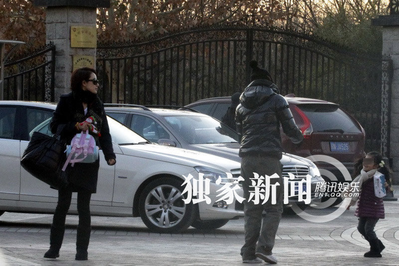 组图:文章与爱女当街对舞默契足 马伊璃开心旁