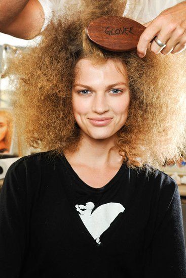 吹一吹+抹一抹 简单4步骤吹出完美自来卷发型