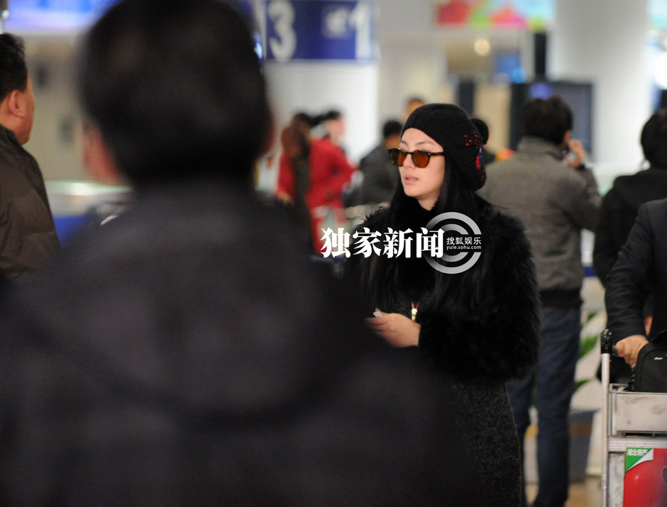 张雨绮贵妇装回京可爱吐舌头泡吧获赠玩具(图