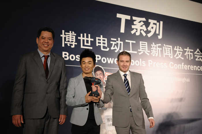 王宝强现身上海代言博世