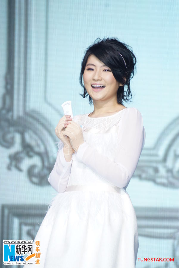 Selina烧伤后首度代言 白裙飘飘走秀直呼好紧张