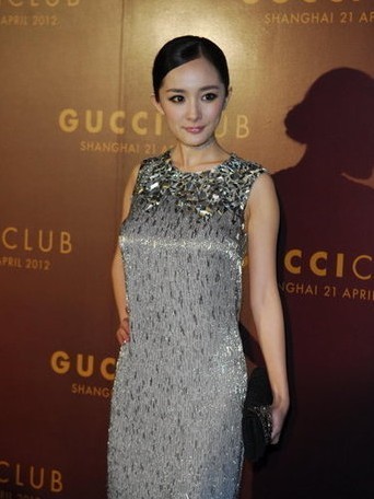 组图:杨幂真空裸背性感露面 与陈坤贴身咬耳热