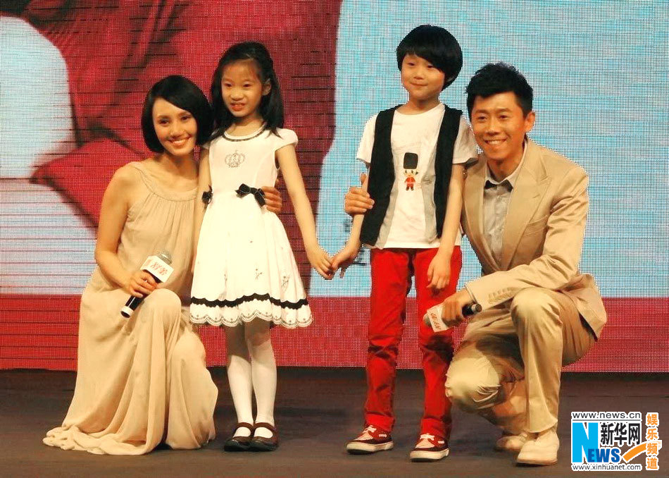 高清:产后首度夫妻档代言 夏雨遭熊抱袁泉乐开