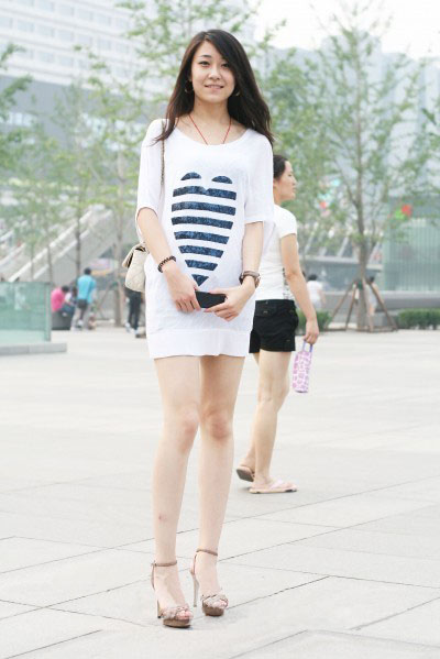 短!超短!街拍潮人超短热裤秀美腿(组图)_新华网