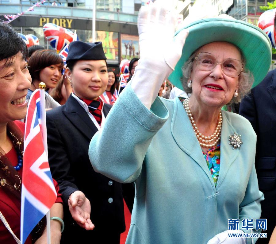 英国女王现身上海街头
