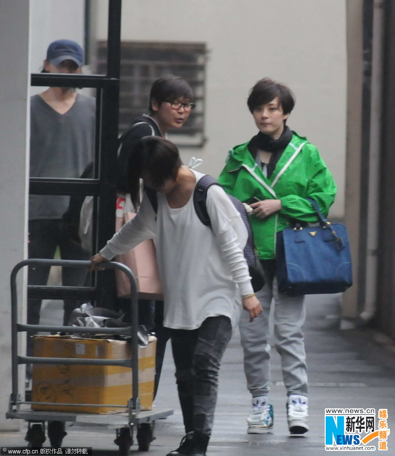 孙俪拍广告巧遇快乐家族 纱裙配运动鞋现身躲