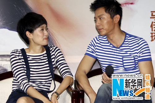 伊璃李晨穿情侣海魂衫现身 亲手演示打<em>毛衣</em>(图