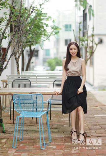 设计感背心裙 纤腰翘臀穿出来 新华网上海频道