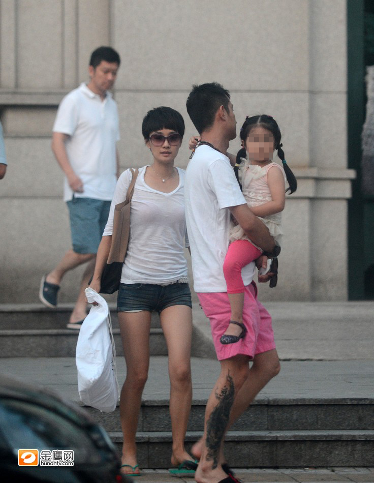 图:<em>文章</em>马伊璃工作室开张 抱爱女会友吃饭秀恩