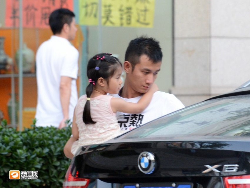 图:文章马伊璃工作室开张 抱爱女会友吃饭秀恩