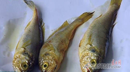 染色黄鱼洗后褪色市民不敢吃 有害健康 新华