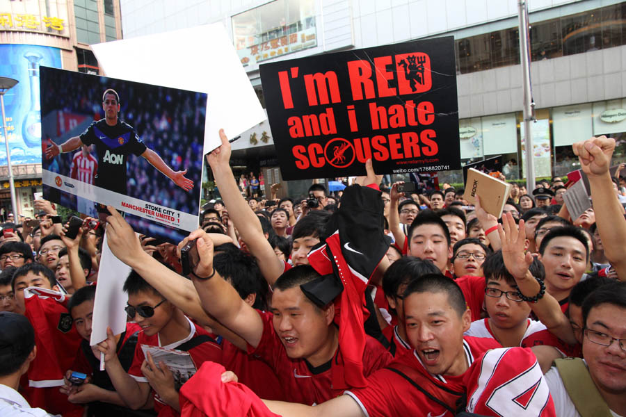 曼联球星南京路上与球迷互动