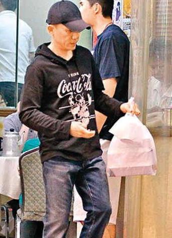 梁朝伟对刘嘉玲爱护有加 为老婆排队买外卖(图