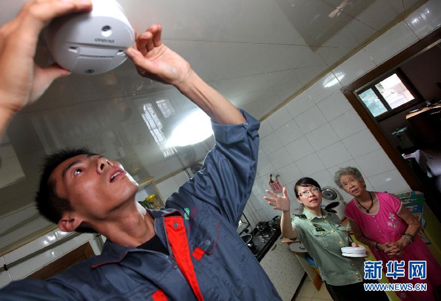 上海消防为独居老人家庭安装报警装置