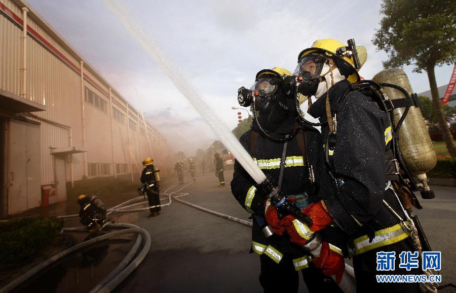 上海举行城市工业园区厂库房综合消防演练