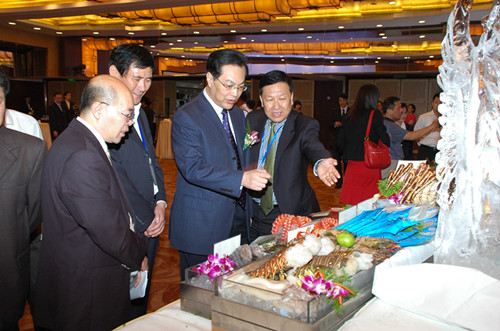 上海捕捞直供的远洋海鲜上市 为节日市场添彩