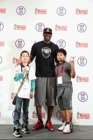 小皇帝詹姆斯沪上会球迷 同玩投篮游戏 新华