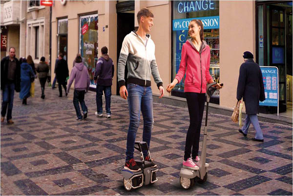 上海代步机器人面世 坐立两用智能环保 新华网