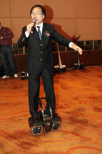 上海代步机器人面世 坐立两用智能环保 新华网