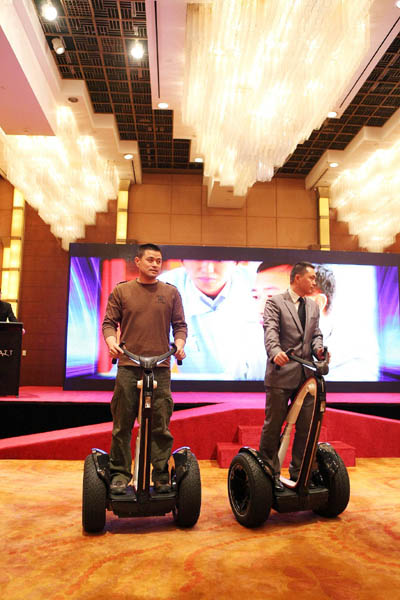 上海代步机器人面世 坐立两用智能环保 新华网