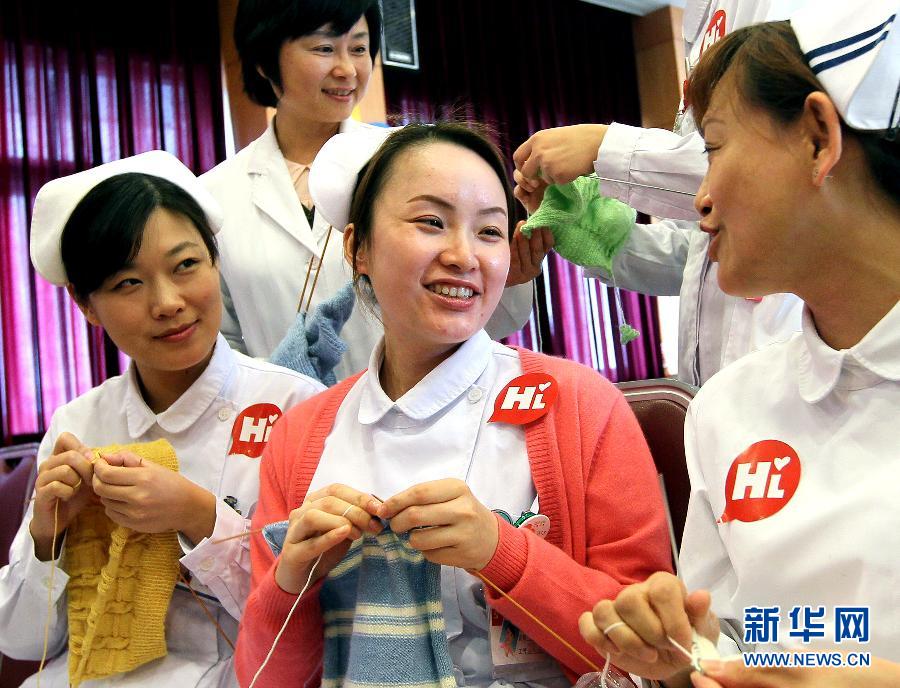 上海:白衣天使<em>编织</em>爱心<em>毛衣</em>_新华网上海频道