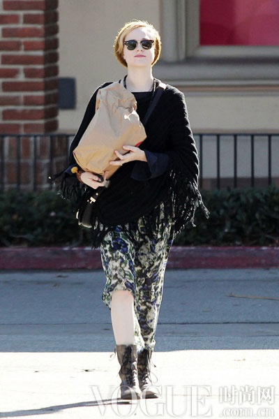 针织披风给你的冬季衣橱放个假 新华网上海频