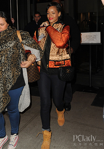 吉克隽逸演绎彩色的黑 黑妞冬装穿搭术 新华