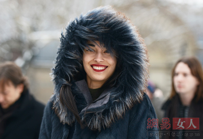 型男索女巴黎街拍看似随意但就是很时髦