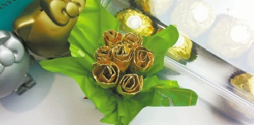 糖纸做玫瑰花 情人节DIY废物变惊喜(图) 新华网