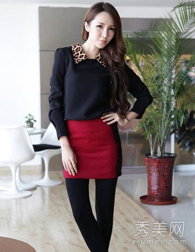 搭配红色包臀短裙和深颜色的裤袜都很显身材