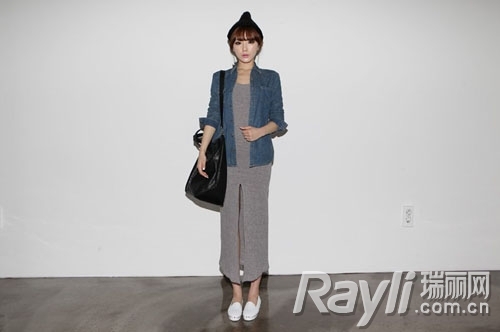 前面有着开叉设计的深灰色修身连衣裙搭配牛仔