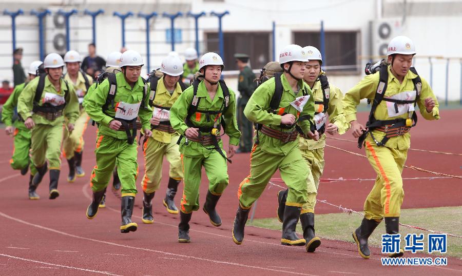 上海:消防队员苦练体能