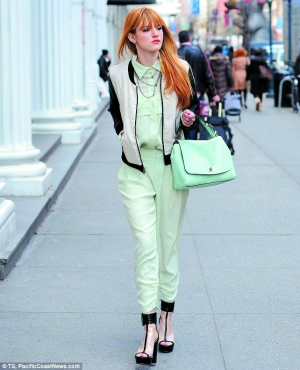 街拍:冰激凌色大热 快一起穿上来装嫩 新华网上