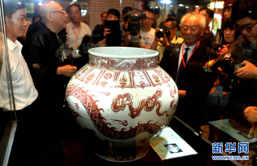 明洪武釉里红龙纹大缸亮相上海_新华网上海频道_图片