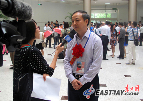 上海第七批援藏干部启程 应勇时光辉前往送行